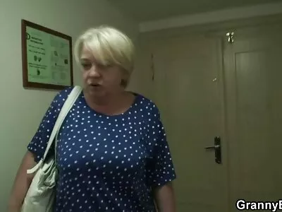 Lesbiska tjejer gjorde kärlek i salongen