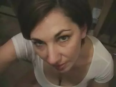 En blivande ung modell Ellie trycktes ut precis i sanden på stranden