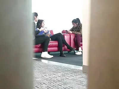 Hon lägger henne i soffan