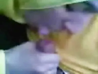 Svart blondin med stor kuk ligger på soffan